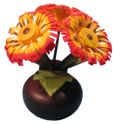 Gedrechselte Blumen aus der Werkstatt Leichsenring Vase mit drei Blumen