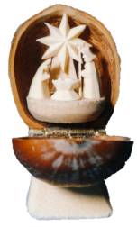 Miniaturschnitzereien in Nußschalen Miniaturschnitzerei in Nußschale