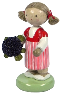 Kinderfigur 'Mädchen mit Holunder' aus den Werkstätten Flade Kinderfiguren