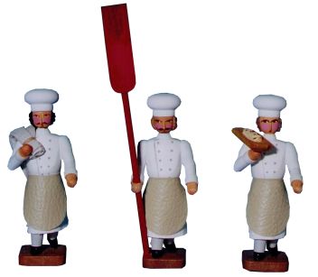 W. Werner Dresdner Bäckeraufzug von 1889 3 Bäckergesellen m. Stollentrog, -schieber u. Mehlsack (W. Werner 3013) Erzgebirgische Volkskunst: Dresdner Bäckeraufzug von 1889 - Drei Bäckergesellen mit Stollentrog, Stollenschieber und Mehlsack