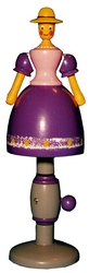 Wolfgang Werner Tanzpuppe (15 cm) Sommer (Wolfgang Werner 775) Erzgebirgsche Volkskunst: Tanzpuppe (Sommer) - An der Säule, auf der die Puppe drehbar angebracht ist, kann durch Herausziehen eines Fadens die Puppe in Rotation versetzt werden. Durch rhythmisches Ziehen und Lockerlassen des Fadens kann die Puppe - vergleichbar mit der Handhabung eines Jojos - in ständiger Bewegung gehalten werden. Die Arme der Puppe werden dabei durch die Fliehkraft vom Körper fortbewegt.