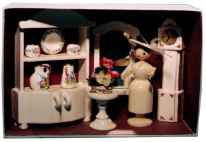 Flade Weißer Salon mit Standuhr  (Flade 1405) Erzgebirgische Volkskunst: Weißer Salon mit Standuhr 