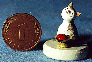 Flade Kätzchen und Marienkäfer  (Flade 3027) Erzgebirgische Volkskunst: Miniatur 'Kätzchen und Marienkäfer'